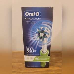 Oral-B CrossAction Rechargeable Toothbrush, Green